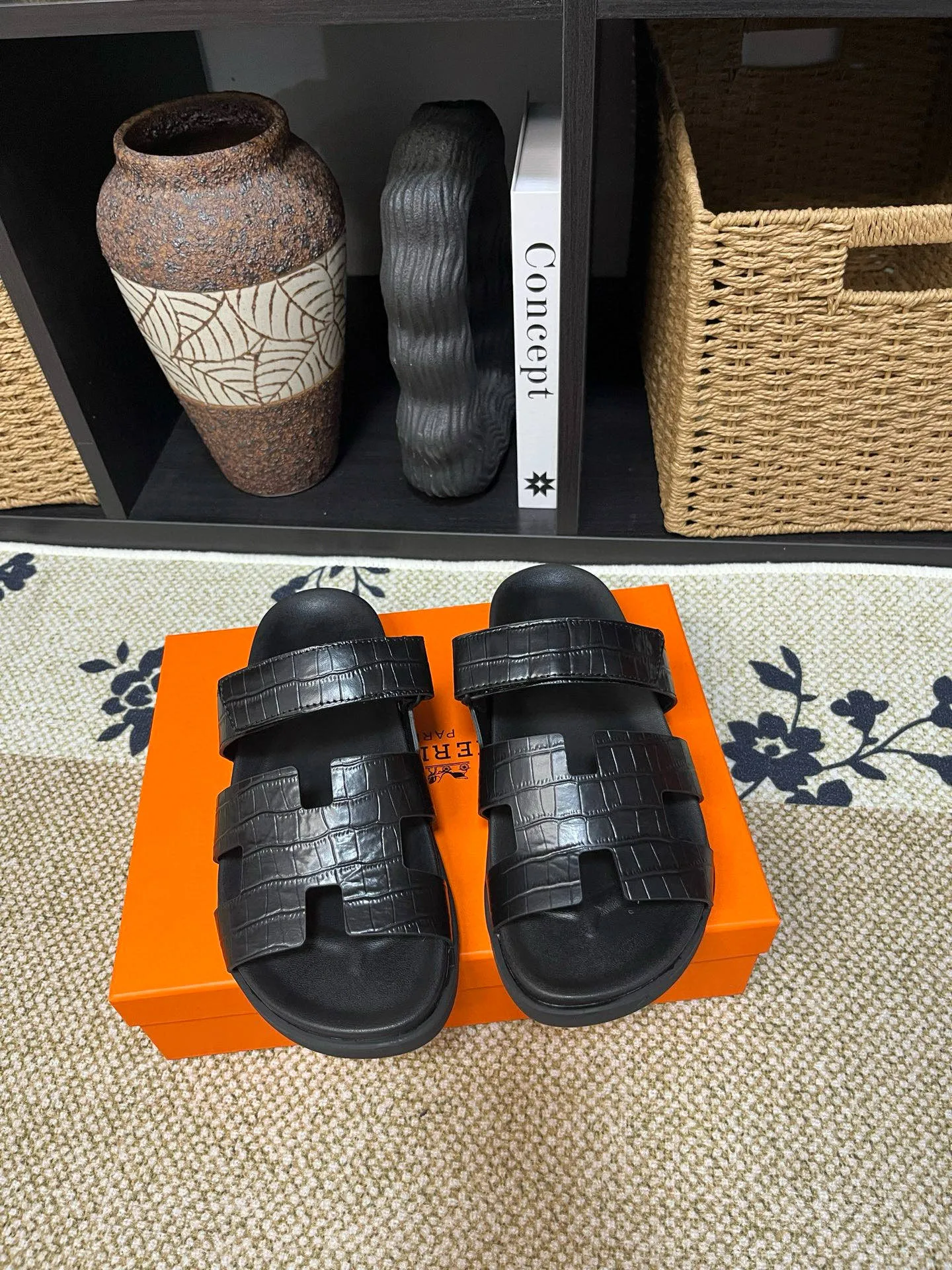 P300 Long-term stock Hermes men’s Kazimir slippers for couples - top quality woven calfskin functional sandals with intertwined uppers inspired by the “H” iconic pattern to create a casual look, perfect for summer. Imported cowhide + cowhide lining + TUP outsole Size: 35-46